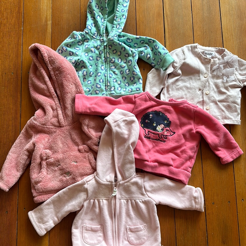 0-3 min 5 warm tops! Three hoodies and 2 sweaters.